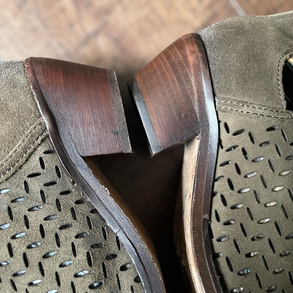 CIRCLE G Laser Cut Suede Ankle Booties •Size 8.5 • Women - Picture 9 of 16